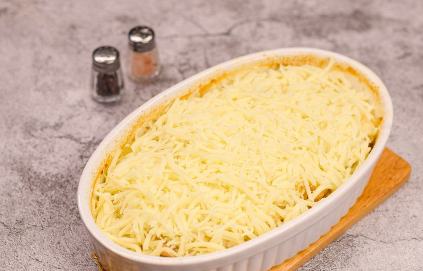 1. Этап. Классический рецепт мяса по-французски: Посыпьте все натертым твердым сыром и снова уберите в духовку. Запекайте еще 15-20 минут.