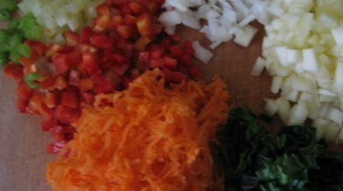 1. Этап. Патиссоны, фаршированные курицей: Все овощи (в том числе мякоть патиссона без семян) тщательно промойте и мелко порежьте, морковь натрите на терке.