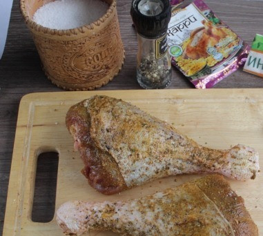 1. Этап. Голень индейки с яблоками: Натрите голени солью, черным перцем, измельченным чесноком, карри, растительным маслом, майораном или смесью трав на свое усмотрение. Желательно дать голеням промариноваться 30 мин.