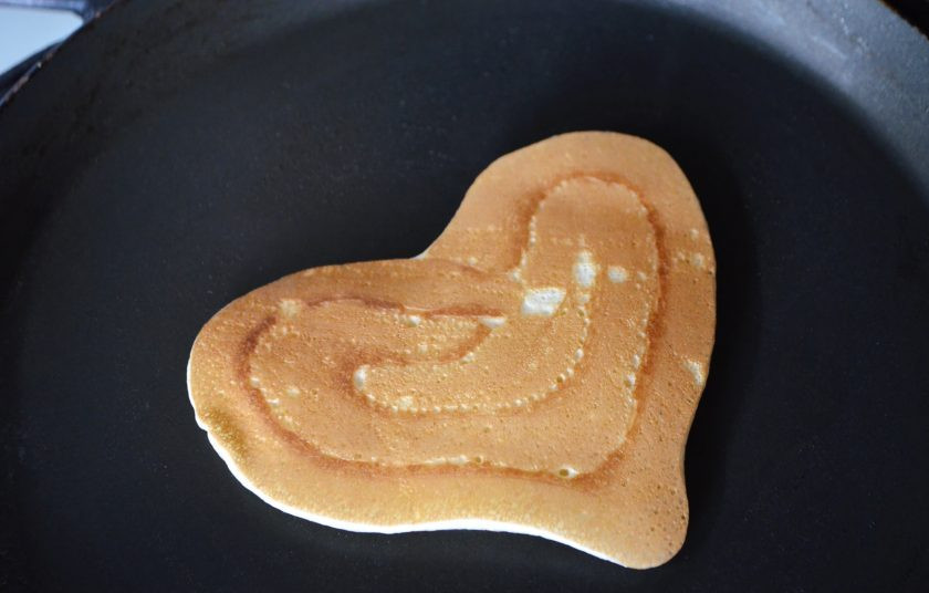 1. Этап. Блины-сердечки: 6. Как только одна сторона подрумянится, лопаткой переверните блинчик и жарьте с другой стороны.