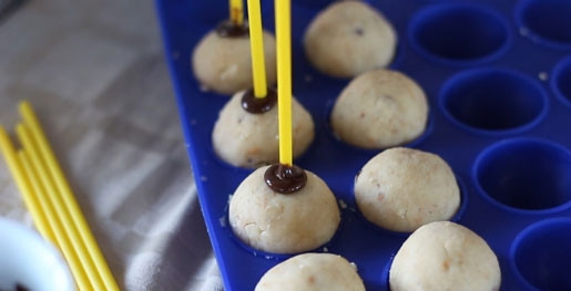 1. Этап. Попкейк: 6. Вставляйте их чуть больше, чем на половину. Шоколад в данном случае послужит отличным скрепляющим материалом.