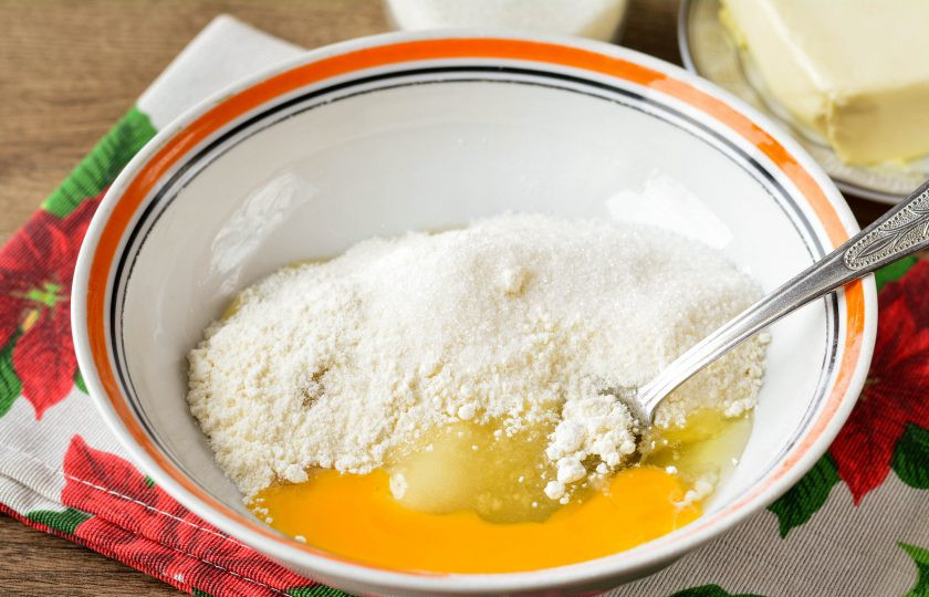 1. Этап. Торт Наполеон советский: Вбейте куриное яйцо и перемешайте.