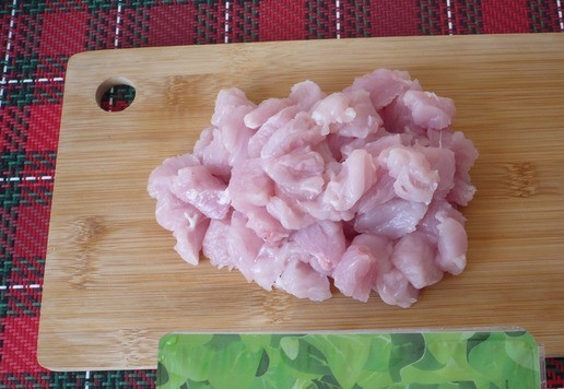 1. Этап. Слойка с индейкой: Грудку индейки мелко нарежьте.