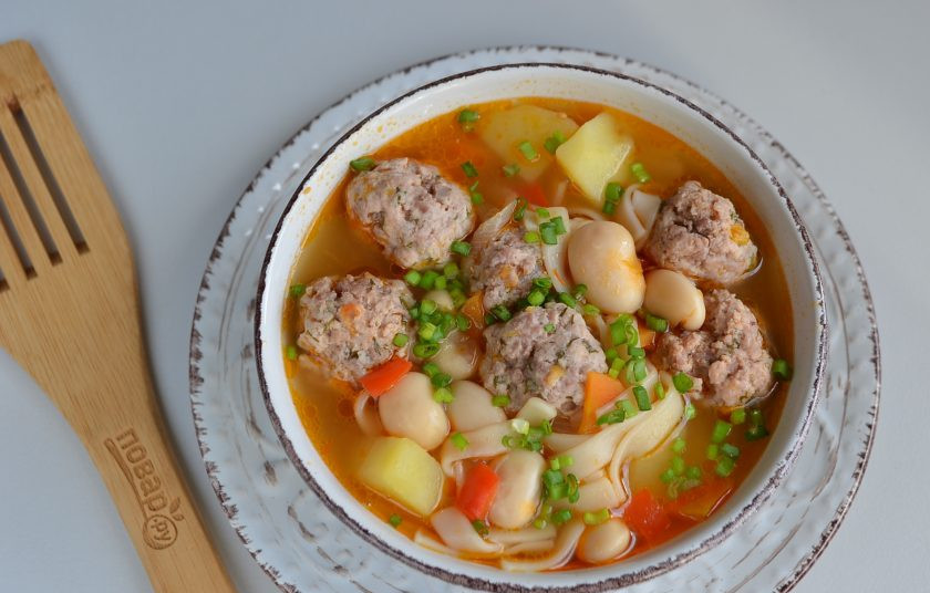 1. Этап. Наваристый суп с фрикадельками и овощами: Готовый суп заправьте свежей зеленью и подайте к столу!