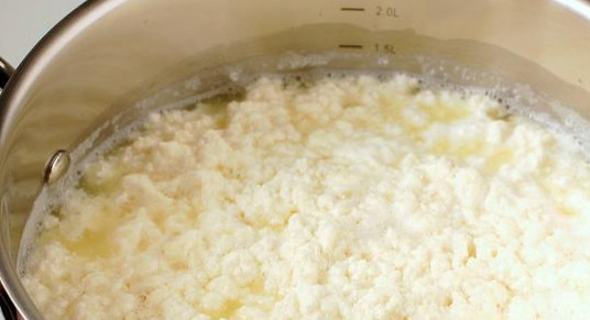 1. Этап. Плавленый сыр: 2. Поставьте на плиту и доведите смесь до кипящего состояния, а потом на слабом огне варите в течение четверти часа.