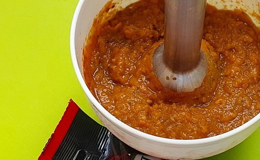 1. Этап. Перечный соус с колбасками Пикник интроверта: Для измельчения овощей я пользуюсь погружным блендером и делаю это сразу в миске для хранения.