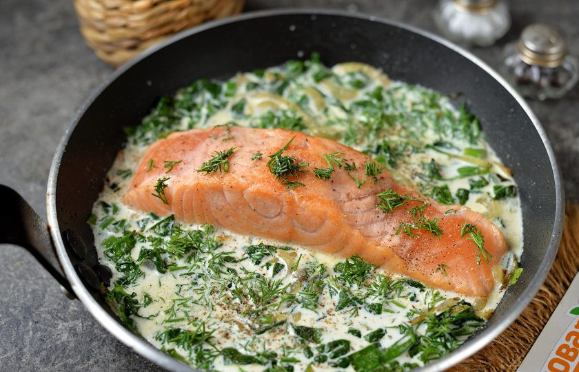 1. Этап. Семга со шпинатом в сливочном соусе: Верните в сковороду семгу, посолите все и поперчите, посыпьте нарубленным свежим укропом. Накройте сковороду крышкой и тушите на тихом огне около 10 минут.