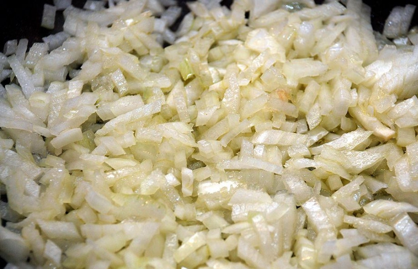 1. Этап. Печень с баклажанами: Лук мелко нарезаем и обжариваем в масле до мягкого золотистого оттенка. Можно лук потушить под крышкой.