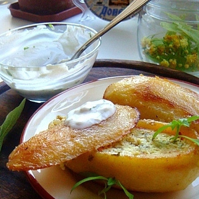 1. Этап. Сундучки из картофеля: Собственно, теперь картофельные сундучки готовы. Остается слегка остудить их, разложить по тарелочкам и подать с оставшимся сметанным соусом. Можно подавать и позже, в холодном виде. Приятного аппетита!