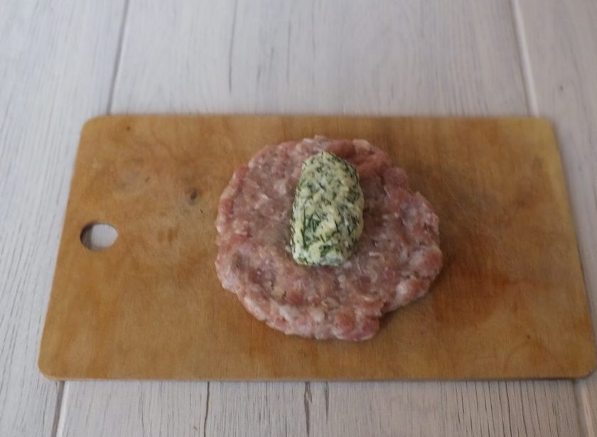 1. Этап. Зразы в мультиварке: Мокрыми руками разомните на ладони фарш в лепешку, положите начинку.