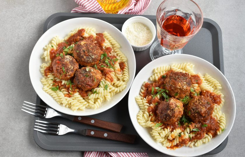 1. Этап. Итальянский ужин: Немного тертого пармезана сверху, щепотка свежей петрушки, бокал хорошего вина, белиссимо! Хорошего вечера, сеньоры!