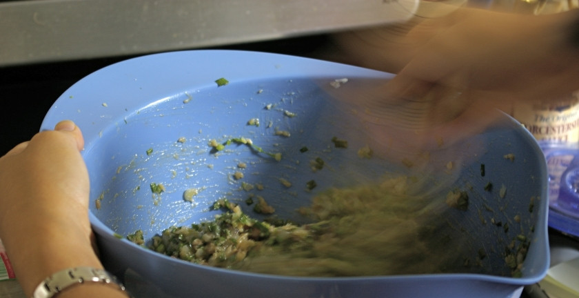 1. Этап. Кнедлики куриные: Теперь приступаем к начинке: в миске соединяем фарш, тертый имбирь, измельченный чеснок, измельченную капусту, лук, вино, соус и хорошенько все перемешиваем.