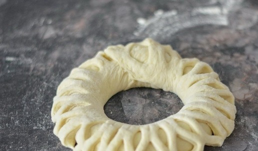 1. Этап. Сдобный калач на сливках: Затем соедините края рулета в кольцо и скрепите их. Тесто, разрезанное роликом, раскроется и получится красивый рисунок. Слегка расправьте его руками, чтобы рисунок был аккуратным.