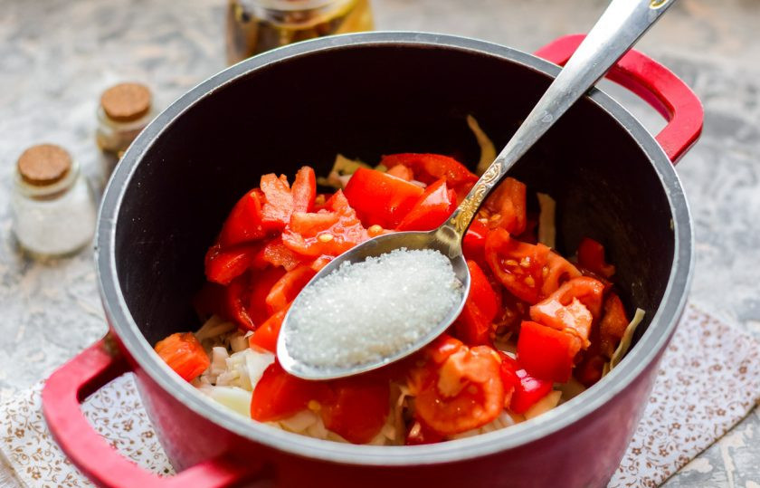 1. Этап. Простой салат из капусты на зиму: Всыпьте соль и сахар. Варите салат 15 минут.