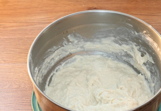 1. Этап. Домашний Курляндский хлеб: 4. Вливаем в миску теплое молоко (t 35 С, 220 мл) и хорошо размешиваем. Накрываем миску с тестом и ставим в теплое место до активации дрожжей, минут на 30.