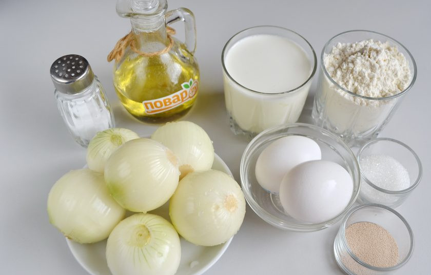 1. Этап. Дрожжевые лепешки с луком: 1. Подготовьте продукты. Сливочное масло поставьте в микроволновку на 15 секунд, чтобы растаяло. Муку просейте хорошо.