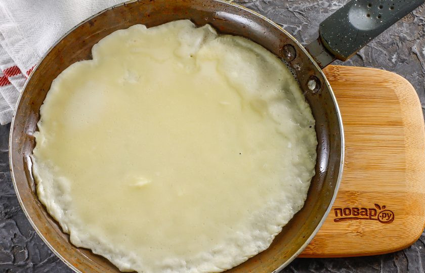 1. Этап. Блины с ананасом: Прогрейте сковороду на плите и влейте на нее часть блинного теста, покрутите, чтобы оно распределилось по всей сковороде равномерно. Обжарьте блин с каждой стороны по 1 минуте.