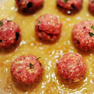 1. Этап. Спагетти с фрикадельками: В кипящее масло опустить 8 котлет.