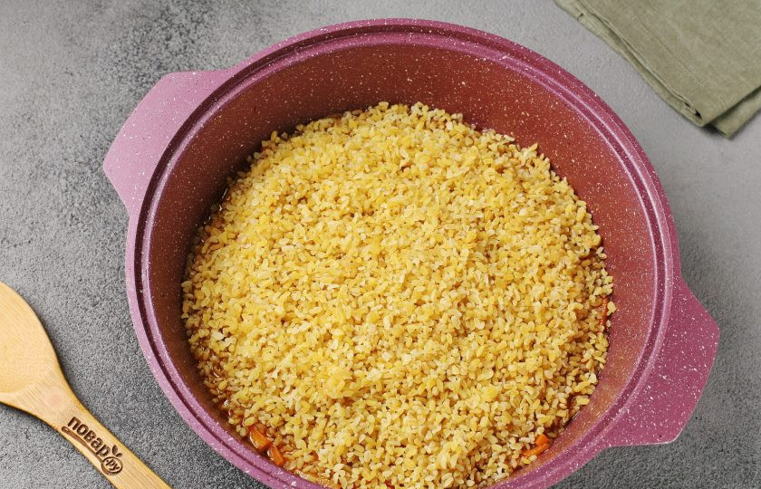 1. Этап. Плов с булгуром и жареной вермишелью: Добавьте промытый булгур.