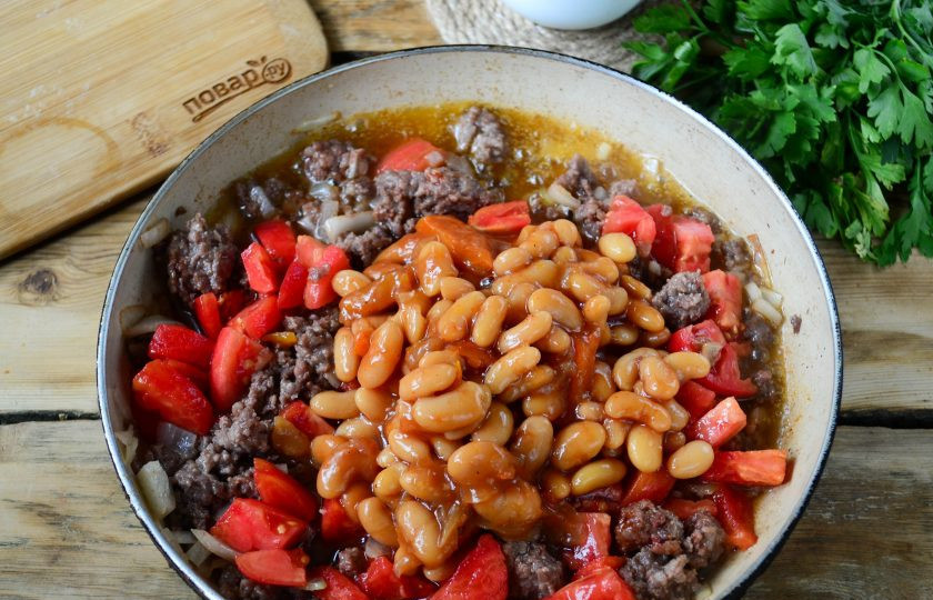 1. Этап. Чили с шестью ингредиентами: Затем добавьте порезанные на несколько частей помидоры (с них необходимо заранее снять кожицу, просто ошпарив кипятком) консервированную фасоль. Если масса получилась слишком густой, добавьте полстакана воды. Тушите на медленном огне 30-35 минут до готовности всех ингредиентов.