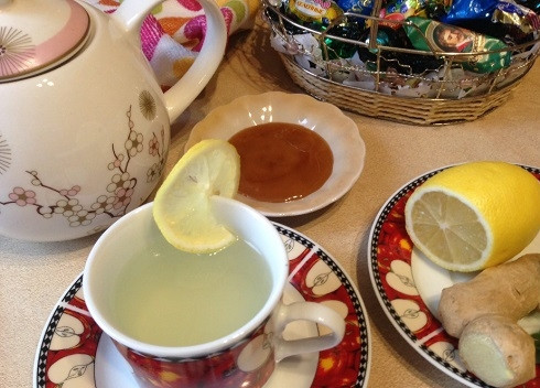 1. Этап. Полезный имбирный чай: Минут через 15 можно наслаждаться пряным чаем. Заварка получается достаточно концентрированной, поэтому разбавьте ее в чашке по вкусу. И вот сейчас в чай добавим еще ломтик лимона. Мед можно вприкуску или размешать в чае.