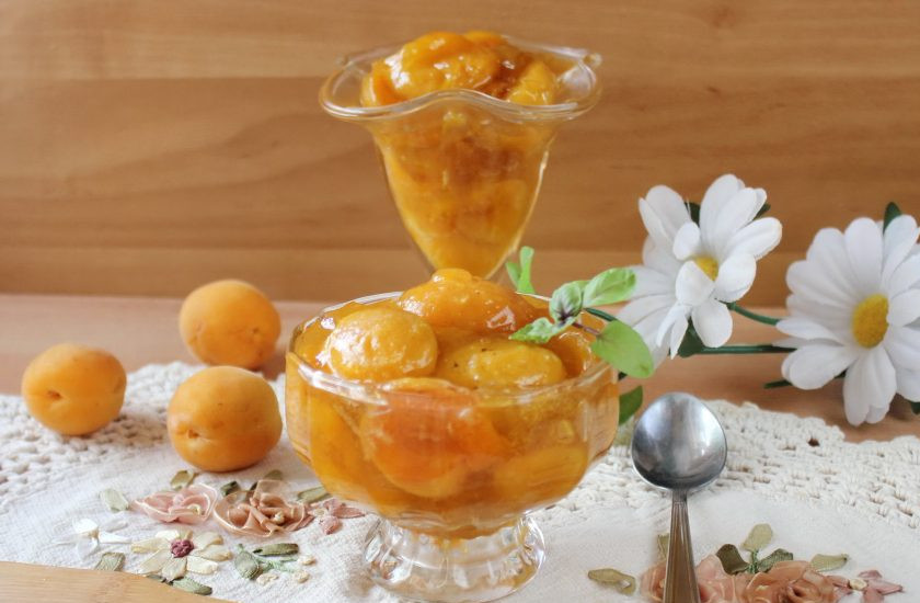 1. Этап. Жареное варенье из абрикосов на сковороде: Готовое абрикосовое варенье разложите в стерилизованные баночки и храните в прохладном месте.