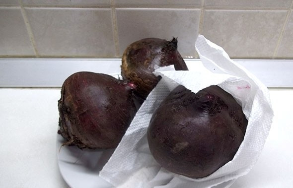 1. Этап. Печеная свекла: 1. Подбираю одинаковые по размеру овощи, чтобы у них не было повреждений на шкурке. Срезаю хвосты и попку, хорошенько мою от грязи и вытираю бумажным полотенцем.