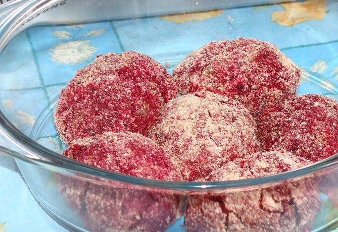 1. Этап. Свекольные котлеты без яиц: 6. Из получившейся массы формируем котлеты и обваливаем их в панировочных сухарях.