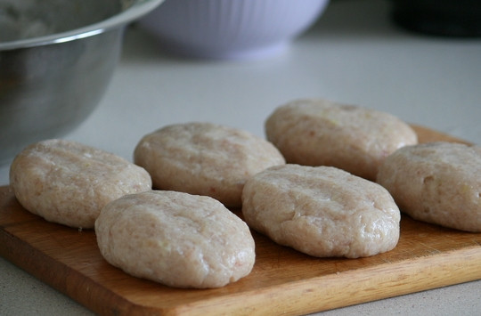 1. Этап. Рыбные котлеты из щуки: Смачиваем руки в теплой воде и начинаем лепить котлеты. Разогреваем на сковороде растительное масло и обжариваем на нем котлеты с обеих сторон до золотистой корочки. Затем ставим в разогретую до 170 градусов духовку и готовим еще 15-20 минут. Готовые котлетки подаем с любым гарниром.