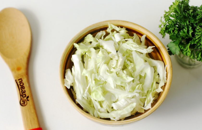 1. Этап. Кавказский борщ: Когда бульон закипит, добавьте нашинкованную капусту.