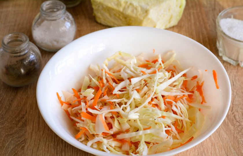 1. Этап. Квашеная капуста без рассола: Хорошенько разомните капусту, чтобы выделился сок.