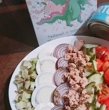 1. Этап. Салат порционный с тунцом: С консервированного тунца слить жидкость и измельчить вилкой. Я использую тунец ТМ FORTUNA. Выложит рыбу между овощами. Для соуса смешать соль, пряности, зелень и растительное масло. Получившимся соусом полить салат или подавать отдельно к салату