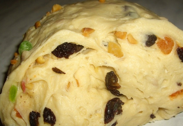 1. Этап. Пасхальный кулич с цукатами: Замешанное тесто ставим в тепло и накрываем полотенцем. Через пару часов должно уже подняться. Тогда добавляем в него цукаты. Можно положить еще сухофрукты, такие как: изюм, чернослив, курагу и т.д. Равномерно все перемешиваем.