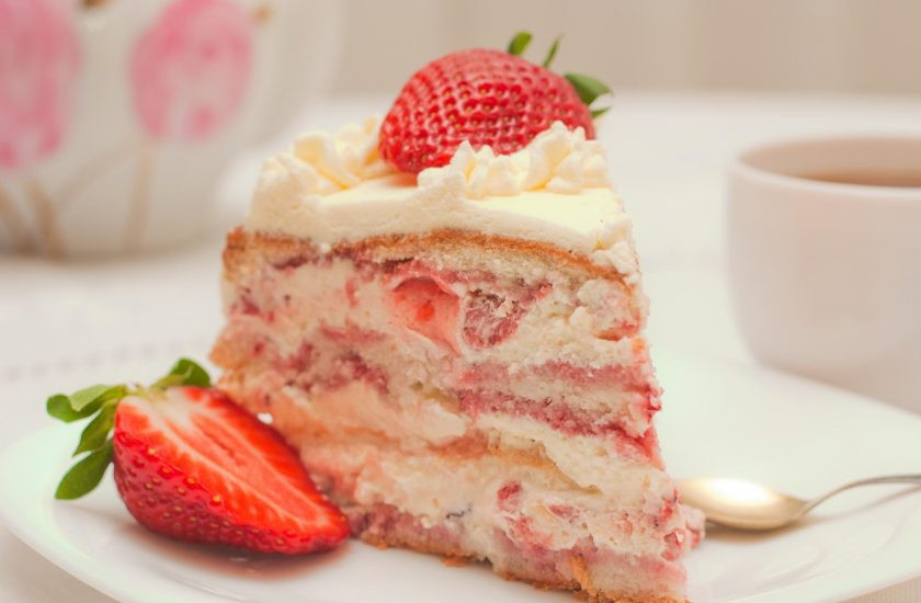 1. Этап. Торт с кремом из сливок: Украсьте торт по вашему желанию, добавив клубнику и сливки. Оставьте лакомство пропитаться в холодильнике на пару часов. Приятного чаепития!