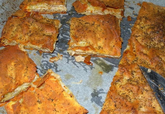 1. Этап. Слоеный пирог с курицей: 7. Минут через 45, когда появится румяная аппетитная корочка, пирог можно доставать из духовки. Остудите его немного, нарежьте порционными кусочками и подавайте к столу. Он получается очень нежным, действительно слоеным и вкусным! Приятного аппетита.