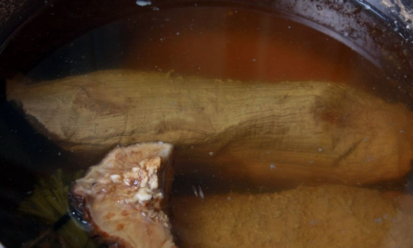 1. Этап. Гуляш из вареной говядины: 2. Мясо тщательно моем и отправляем вариться на среднем огне. Добавляем приправы по вкусу, солим бульон. Варим около 1,5 ч.