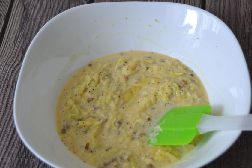 1. Этап. Драники на молоке: Смешайте все ингредиенты, разогрейте сковороду, налейте на нее растительное масло, жарьте до готовности с обеих сторон.