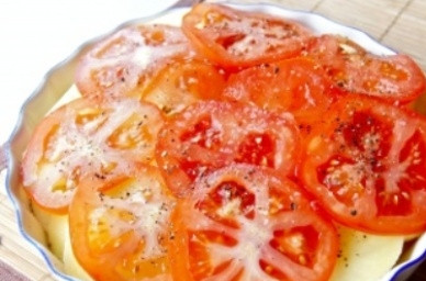 1. Этап. Картофельная запеканка с помидорами и сыром: Помидор моем и нарезаем кружочками, выкладываем его поверх картофеля.