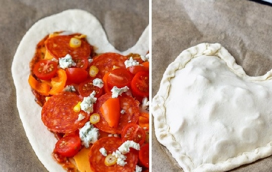 1. Этап. Пицца для любимых: 3. Вырежьте ножом сердечко и вытяните немного низ пласта теста. Смажьте соусом, разложите начинку ровным слоем. Накройте вторым кусочком теста и защипните края.