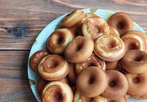 1. Этап. Творожные пончики в мультипекаре: У меня получилось 48 шт. Можно посыпать сахарной пудрой и кушать.