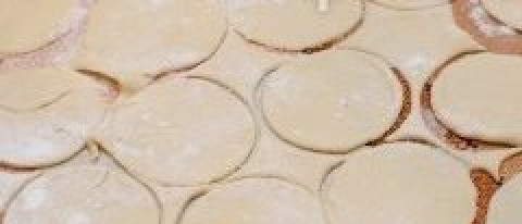 1. Этап. Фарш для пельменей: Ну вот наш фарш и тесто подошли, теперь приступим к лепке пельменей. Отрезаем от теста приблизительно четвёртую часть и раскатываем в блин толщиной около 2 мм. Затем стаканом небольшого размера или рюмкой выдавливаем кружочки.