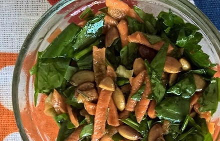 1. Этап. Салат с тыквенными семечками: 5. Смешиваем все ингредиенты, заливаем их нашим соусом с травами и лимонным соком. Теперь нужно очень аккуратно перемешать салат.