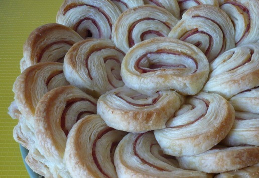 1. Этап. Слоеный пирог с беконом и ветчиной: Пирог готов, разрежьте его и наслаждайтесь.