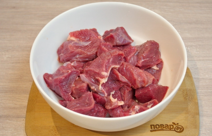 1. Этап. Шишкебек: Для приготовления шишкебека я взяла телятину. Лучше выбирать чистый кусочек, такой, как для приготовления отбивной, вырезку. Мясо нарезаем небольшими кусочками по 5 см.