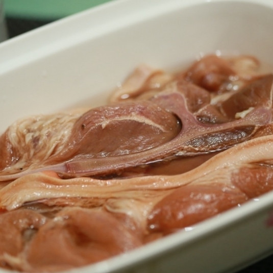 1. Этап. Корейка на гриле: В глубокой миске смешиваем соль, мед и уксус. Туда же наливаем чашку холодной воды. Свиную корейку разделываем на стейки толщиной не более 1 см и выкладываем в маринад.