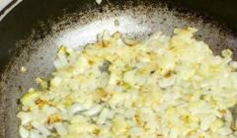 1. Этап. Овощное рагу с картофелем и капустой: Обжариваем лук в разогретой сковороде на растительном масле 2-3 минуты, до золотого цвета.