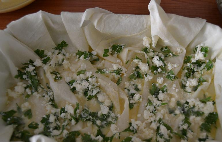 1. Этап. Берек с сыром: И выкладываем сверху половину сырной начинки, распределяем ее равномерно.