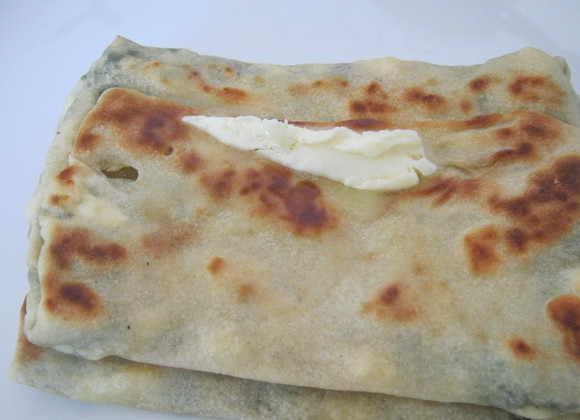 1. Этап. Турецкая лепешка гезлеме: Готовую турецкую лепешку гезлеме смажьте маслом сливочным.