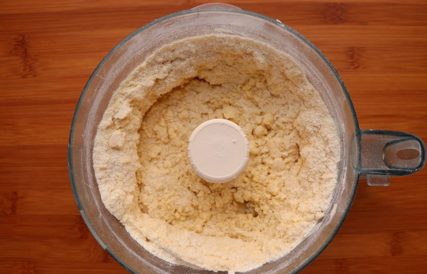 1. Этап. Американский тыквенный пирог: Затем потихоньку влейте ледяную воду. Воды может понадобиться чуть меньше или чуть больше, поэтому добавляйте за раз не больше столовой ложки.