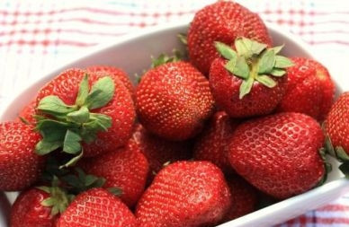 1. Этап. Клубничное варенье из крупной клубники: Клубнику нужно вымыть, удалите у ягод чашелистики, ягоды обсушите.